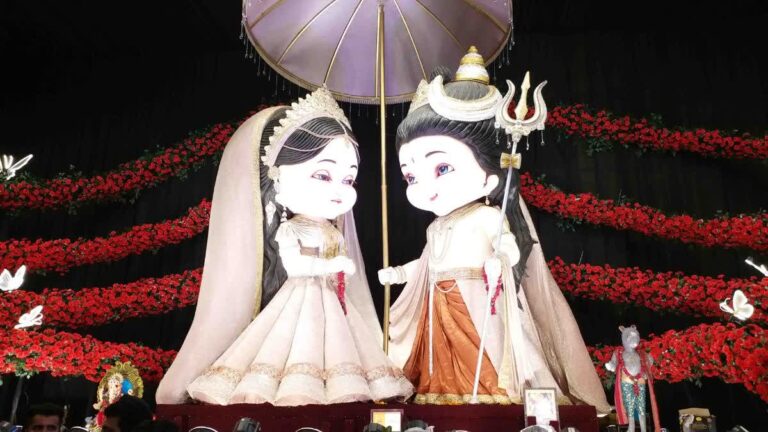 गणपति पंडाल में रात 2 बजे बजा आइटम सॉन्ग