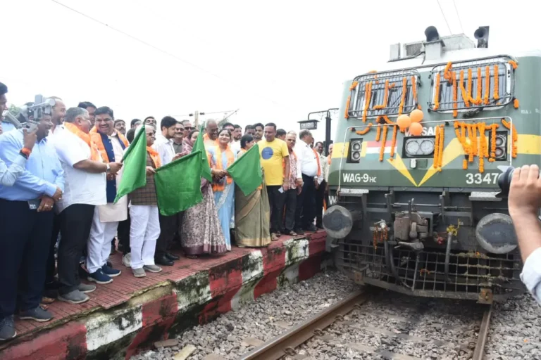 रामभक्तों से भरी ट्रेन को अयोध्या के लिए किया रवाना