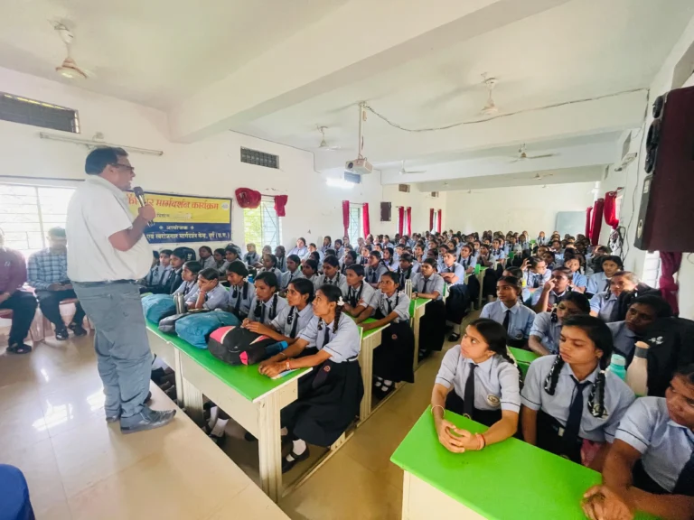 धमधा में कक्षा दसवीं एवं बारहवीं हेतु करियर काउंसलिंग हेतु कैरियर मार्गदर्शन कार्यक्रम
