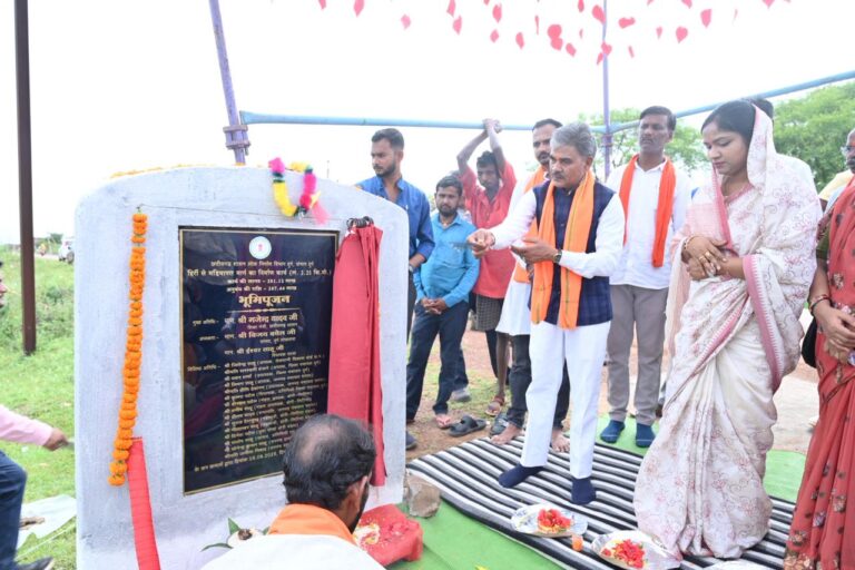 विधायक ईश्वर साहू ने किया विकास कार्यों का भूमिपूजन