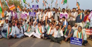 मनरेगा बचाने और धान खरीदी की तिथि बढ़ाने की मांग को लेकर कांग्रेस का आंदोलन, चक्का जाम कर जताया विरोध