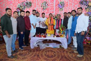 क्षेत्र के लोकप्रिय सांसद Vijay Baghel के जन्मदिवस के अवसर पर रविवार को उनके निवास पर बधाई देने वालों का तांता लगा रहा