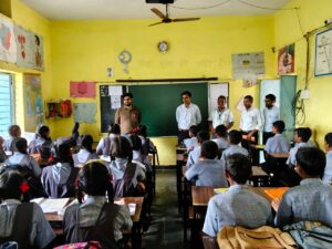 धमधा के BEO अथर्व शर्मा का एक्शन मोड: शासकीय स्कूलों का सघन निरीक्षण, लापरवाहों पर नोटिस, पढ़ाई की गुणवत्ता सुधारने के दिए निर्देश